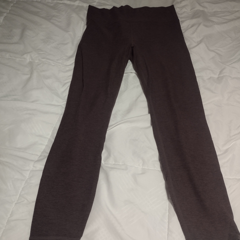 Vuori Women's Leggings in Burgundy